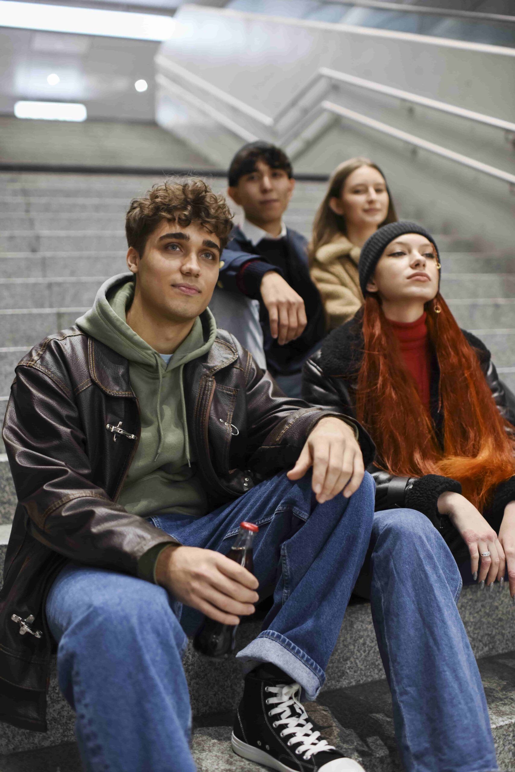 optimized_adolescentes-de-tiro-medio-sentados-en-las-escaleras